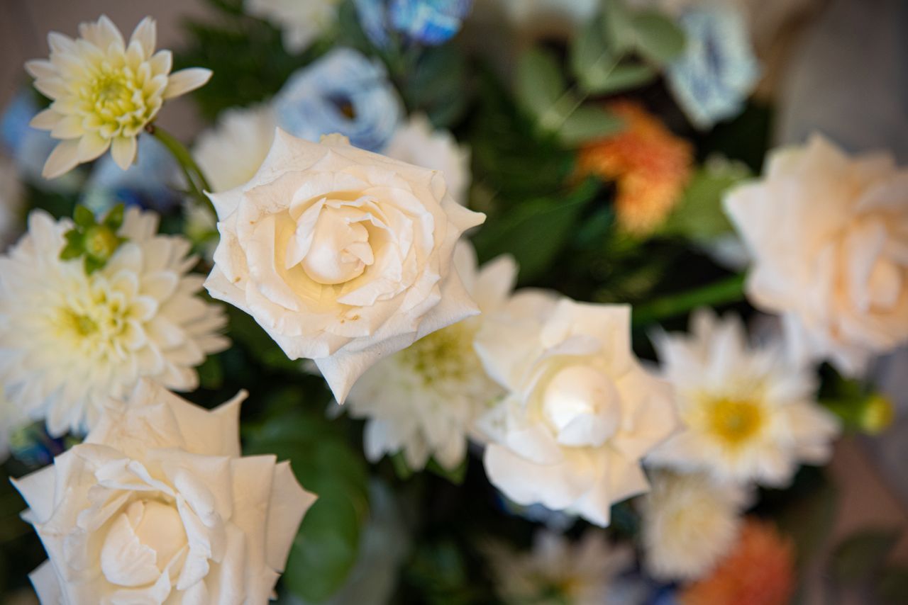 Beautiful arrangement of white roses and cream flowers creating a romantic ambiance.