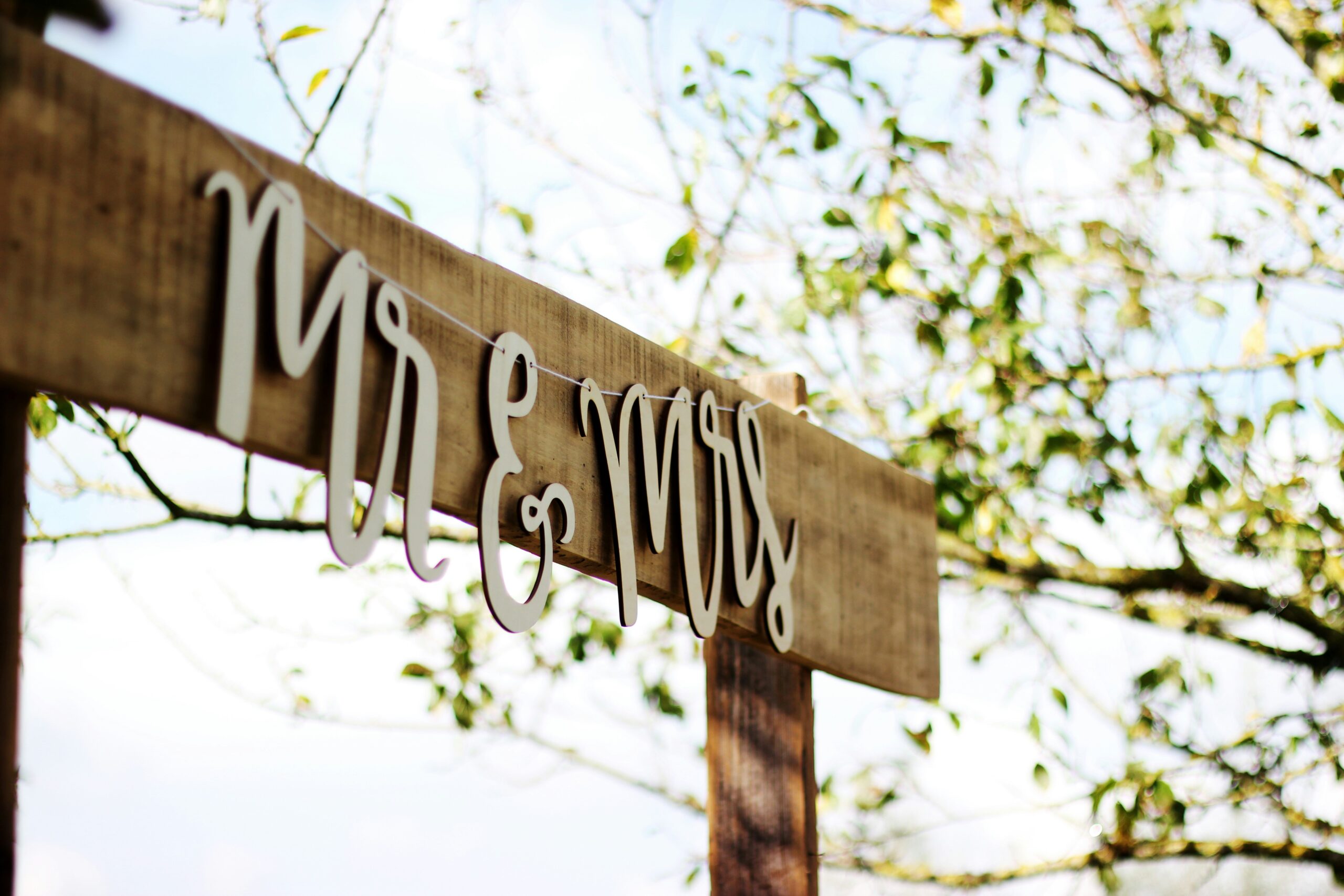 Mr & Mrs Schild im Grünen